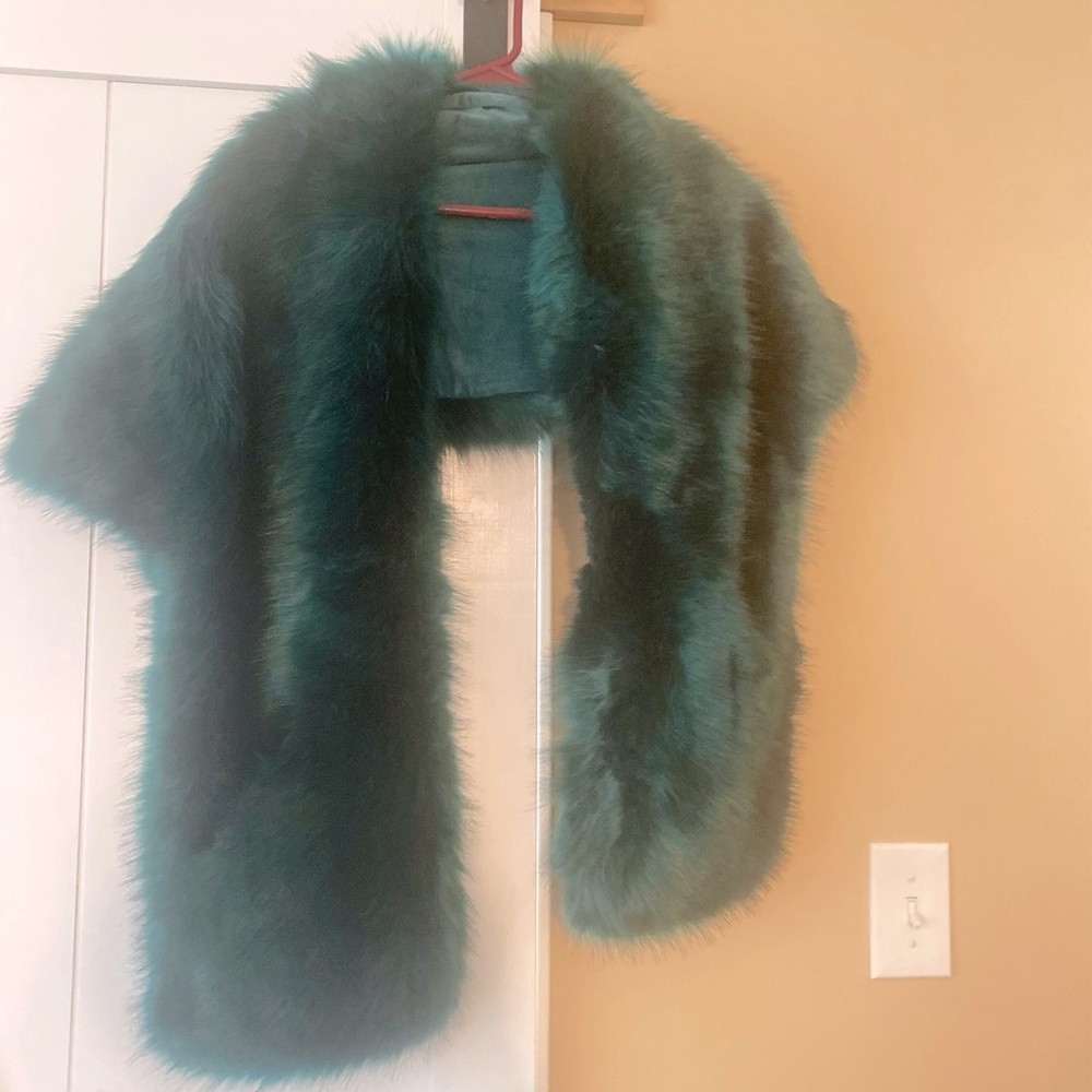 NWOT Longer Draping Faux Fur Collar